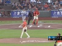 大谷翔平、衝撃の“海まで飛ばす”場外ホームランでボールが争奪戦に…ボートに乗ったファンが「泳いでキャッチ」大盛り上がりの一部始終