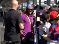 【バルサ来日】「来てる全員にサインしてくれた」クンデの“神対応”が話題！「ずっと本当に優しいな」笑顔のファンサービスに感動の声
