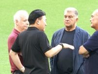 バルセロナ＆ヴィッセル神戸の“青空トップ会談”が突如実現！三木谷会長とラポルタ会長が笑顔でハグ→スペイン・メディアも注目