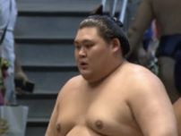 一体いくら稼いだ…？ 大の里“厚みすごい”懸賞を受け取る瞬間に騒然「まるで大きめのクラッチバッグ」花道から引き下がる姿も迫力十分