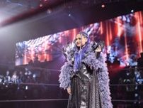 日本人美女レスラー、巨大イベントに“腹チラ”ド派手ファッションで登場…「彼女にしか似合わない」ファン大興奮