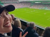 古江彩佳がサッカー・スコットランドのセルティックの試合を観戦　日本代表・前田大然と笑顔の2ショット「ワクワクしました！」