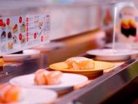 32歳男性「2500円のお食事券で母とお寿司を食べに行けて幸せ」親子でうれしい株主優待