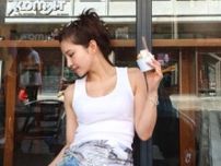 堂安律の美人妻、美ウエストものぞく大胆肌見せタンクトップ姿に反響「かわいい」「素敵すぎます」