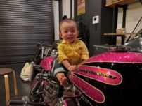 「過去1番のいい写真」蜂谷晏海、夫・井戸田潤のバイクに乗る息子の写真！ 「ほんっとにかわいい…」