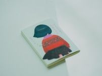 「ずっとそばにいた愉快な家族の話を」 俳優・安藤玉恵さんに聞いた、初のエッセイ本『とんかつ屋のたまちゃん』のこと。