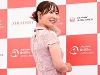 艶やかドレスで照れ笑い、25歳鶴岡果恋「女性をイメージ」　前夜祭プロメイクでひと際の存在感【女子ゴルフ】