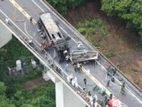 トラックと衝突のバス炎上、乗客ら2人死亡　12人が重軽傷　徳島道