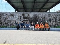 堆肥で描いた壁画　何語る　伊賀のリサイクル会社　工場敷地に完成