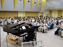 指揮者・相澤さんが発声の基本を指導　おかあさんカンタートin徳島