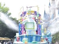 【夏ディズニー】2025年もびしょ濡れに！水浴びまくりのひんやり体験が楽しすぎ...。ミセスのサプライズ登場も。《編集部レポ》
