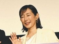 54歳女優、体育座りショットにネット歓喜　「可愛すぎます」「服涼しそう」「ええなぁ」