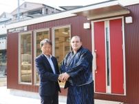 将来はウクライナの復興支援にも…安青錦が仮設住宅などを取り扱う会社の運営展示場を視察【大相撲】