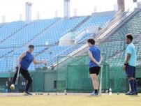 中日・井上監督、野手３人にワンポイントアドバイス　山形の球場で村松、佐藤龍、ブライトを呼び練習