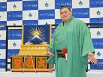 ダイヤモンド大の里、新会場＆新横綱Vへパワーもらう！ 化粧まわし贈呈、師匠の「初」と同じ富士山【大相撲名古屋場所】