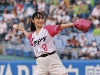菅井友香が6年ぶり始球式　延べ4時間100球以上投げ込むも捕手の手前でワンバウンド「決めたかった…」