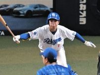中日・岡林勇希、全力疾走で二塁内野安打「ちゃんと走っていると良いこともありますね」細川の一打で勝ち越しホーム踏む