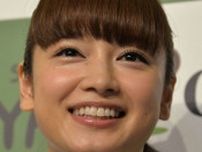 平愛梨、パパ・長友佑都「応援隊」の４兄弟を“実況”　一緒に登場で『よっしゃー！ブラボー』に反響　「可愛い応援団」「みんなパパさんに似てる」