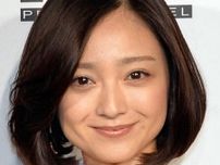 「奇跡の40代」43歳女優、真っ赤なフリルのスカート着こなす姿に「可愛さと妖艶さが同居」「時止まっとる」称賛の声あふれる