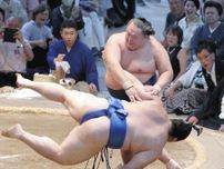 玉鷲が史上初の40歳金星「座布団が投げられて初めて信じられた」大の里を突き落とし、史上最高齢での勝ち越しも決める【大相撲名古屋場所】