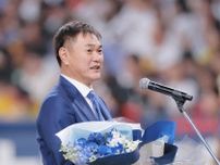 元中日・岩瀬仁紀さんに花束贈呈、巨人・阿部監督「やっぱり2人でコケてたな」400セーブ達成時のVTRに笑顔【野球殿堂入り表彰式】