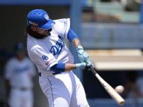 中日新外国人・チェイビス、来日初打席で特大ファウル！ ナゴヤ球場スタンドどよめく