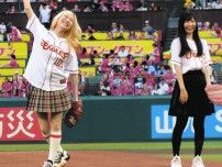 【楽天】声優の宮崎ヒヨリと青山吉能、ミニスカートでW始球式　宮城を舞台にしたアニメ「フードコートで、また明日。」コラボイベント