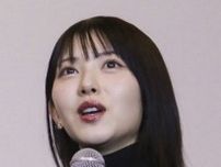 「鬼殺隊みたい！」浜辺美波、黒色レザーでクールにきめる最新ショットに反響　「ブラックみーちゃん」「1年経つの早いな」