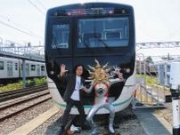 映画「大長編 タローマン 万博大爆発」の藤井亮監督、『タローマン電車』に感激　デザインも手がけ「いろんな言葉が書かれているので…」