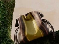 ロエベのコレクションから誕生、地形美を纏うランドスケープバッグ