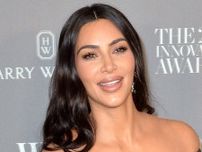 キム・カーダシアン、Amazon創始者ベゾスの豪華挙式で纏った巨大ダイヤのネックレスをシェア