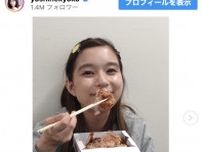 芳根京子、デコ出しでたこ焼きモグモグのレアカット披露
