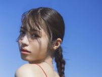 Peel the Apple浅原凜が23歳！　かわいい赤ワンピにビキニ姿も　1st写真集よりアザーカット