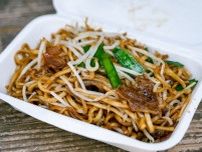 《鎌倉観光の穴場を完全レポ》 地元の人気製麺所の新店が駅近にオープン！ 土日限定でカリモチ焼きそばも…〈一玉160円の絶品生麺は手土産に◎〉