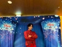 Snow Man宮舘涼太、真っ赤な衣装で「ディズニー・オン・アイス」に登場！“赤似合いすぎっ”“かわいすぎやろがい‼︎‼︎”