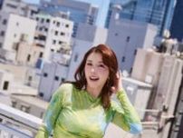 仲里依紗、タイダイ×グラフィックデニムで魅せる“平成ギャル”に「色気すごい」と絶賛の声