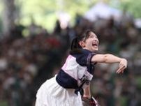 「投げた後の脚の上がり方がすごい！」ベルーナ降臨の美女　白スカートふわりな豪快ノーバン投球に反響「あんたスゲーよ」「心奪われる」