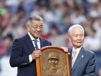 阪神ＯＢ会長・掛布雅之氏「幸せな１５年」虎党に感謝　野球殿堂入り表彰式で藤川監督から花束