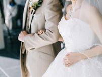 「夢のようなプロポーズ」「素敵すぎ♥」人気インフルエンサー　サントリーニ島で求婚に涙　超高級ブランドのダイヤ指輪、ビジネスクラスで渡欧