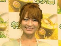 ２０代にしか見えん！新山千春４４歳　ディナーも行けちゃう黒水着が「美しい♥」白砂ビーチに映える
