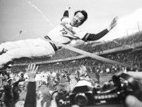 【あれから50年】創設初優勝と赤ヘルブーム、そして「カープ坊や」誕生　1975年はカープにとって重要な1年だった