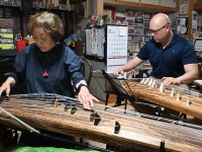 憧れの伝統楽器を演奏　米海軍エドワードさん　箏の発表会に向け猛稽古