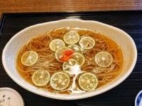 目にも鮮やか、すだち蕎麦で夏バテ防止！