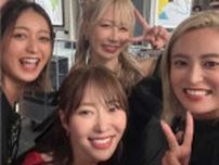 小島瑠璃子、ド派手な金髪姿で披露宴へ　芸能界の“友人”たちとの集合写真公開「いつもに増してキレイだったー!!」