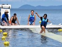 猪苗代湖の夏満喫　福島県郡山市湖南町「湖まつり」　初の「湖上ゴザ走り大会」で盛り上がる