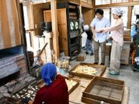 手焼きの技を「見える化」　福島県喜多方市の山中煎餅本舗　数値データで工程継承　後継者育成に活用