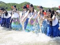 いわき４海水浴場海開き、フラ高校生、踊り披露…ビーチに花