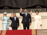 天皇皇后両陛下モンゴル訪問　歓迎行事に白鵬・日馬富士・朝青龍の元横綱3人が勢ぞろい　日本人死亡者慰霊碑に供花も