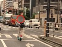 目を疑う“違法”電動キックボード　東京・墨田区では2段階右折しない“外国人”　大阪市では2人乗りとスーツケースの上に座って運転