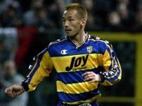 高精度な右足！中田英寿がアドリアーノのゴールをお膳立て！ パルマ公式が“22年前”の映像を投稿